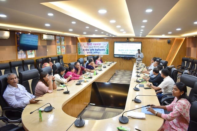 केंद्रीय कृषि विश्वविद्यालय, इम्फाल में हिंदी पखवाड़ा मनाया गया। इस अवसर पर विश्वविद्यालय के कर्मचारियों के लिए हिंदी कविता/गीत प्रतियोगिता